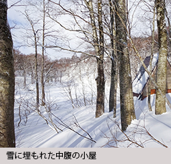 雪に埋もれた中腹の小屋