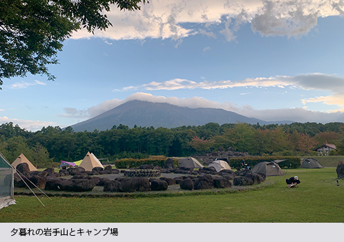 夕暮れの岩手山とキャンプ場